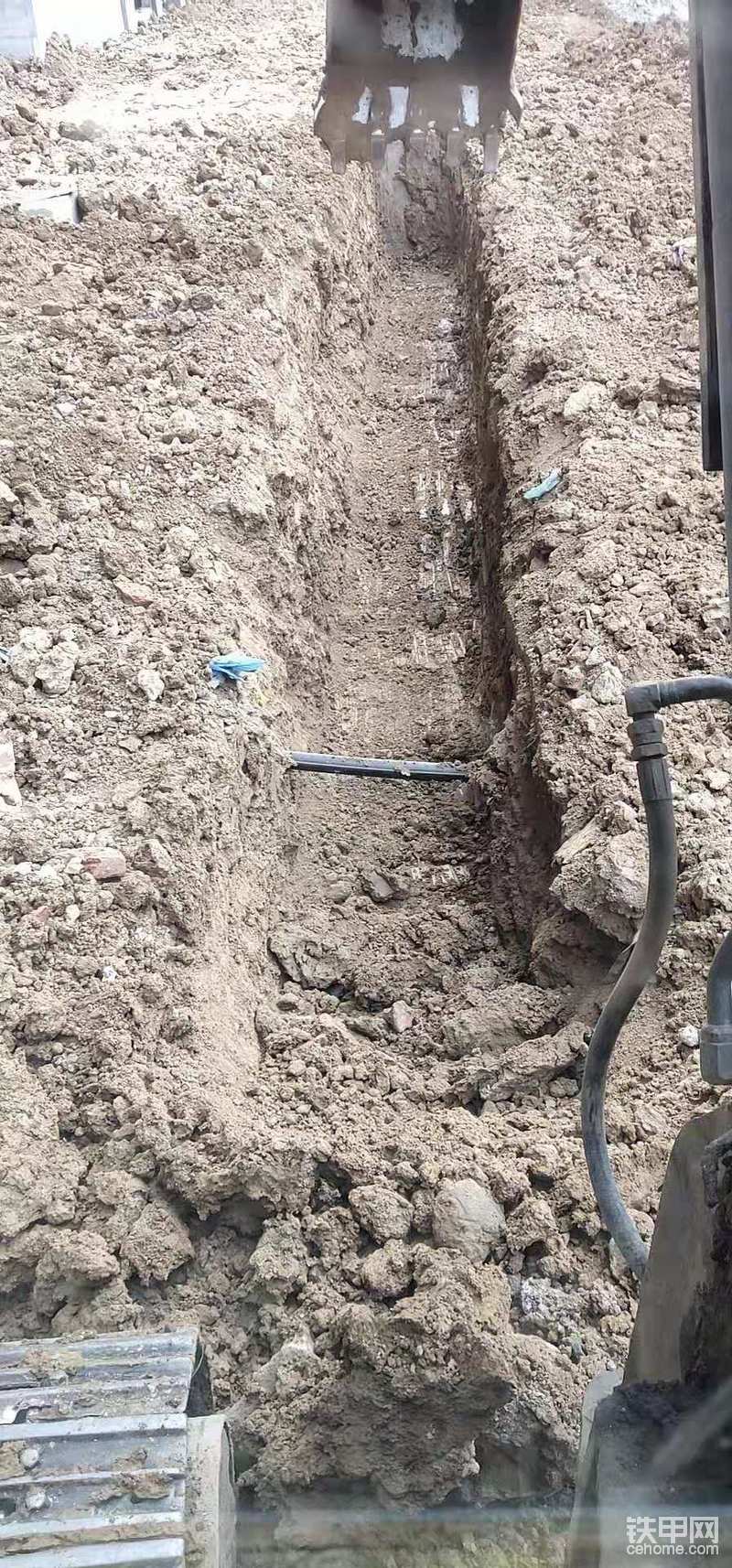 地下有管線的地方，我還是喜歡用他來挖，因為手感好，挖到地下管線什么的能感覺到，要是用三一55，可能直接就斷了，三一手感太輕了，挖到什么都感覺不到，沃爾沃的操控性和手感在我開過的機子中是最好的，因為良好的操控性，省油耐用，所以后來我又買了一臺沃爾沃，因為是國產(chǎn)組裝的，手感稍差些，但是速度還是挺快的，油耗比較令人驚喜，比老款還省。沃爾沃的機子標配抽油泵，日常加油很實用比較人性化，儀表盤指針式的比較簡陋，不夠智能化，所以我加裝了數(shù)字水溫表，這個以前發(fā)帖過。以前天天泡在鐵甲一會不看就心癢癢，沒事就發(fā)帖，現(xiàn)在好久不發(fā)帖，跟不上時代了，有些生疏折騰一個下午發(fā)帖。這些年忙于生計，鐵甲玩的也少了，今年比較閑，行情不好，空閑的時間荒廢度日，猛然想起來，鐵甲，好久沒有發(fā)過帖子了，瀏覽一下，發(fā)現(xiàn)有沃爾沃的話題 ，那必須參加呀！出來混個臉熟，哈哈！