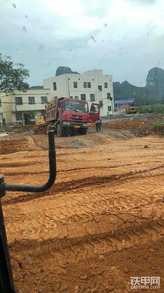 靜靜的看著他陷車，是不是很賤<img class="smiley" src="/img/smiley/new/tiejia3.gif">其實(shí)我按喇叭提醒他了