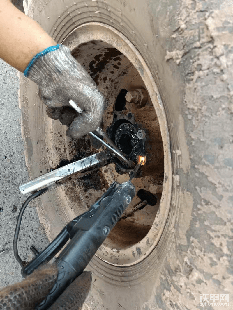挖机需要焊接的时候，电焊机搭铁千万要注意，焊什么地方，搭铁劲量的离焊接点越近越好
