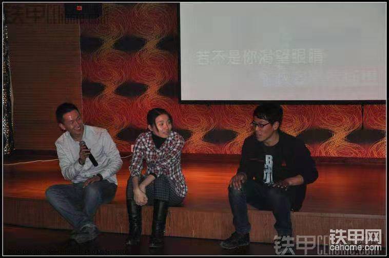 左邊的是管理員鐵甲玉峰，山東大漢偏瘦了些哈，中間的是鐵甲小Q，一個(gè)叫小溪的北京小妞，他們當(dāng)天從北京過(guò)來(lái)主持這次活動(dòng)，這是在湘元的超大型KTV與甲友互動(dòng)