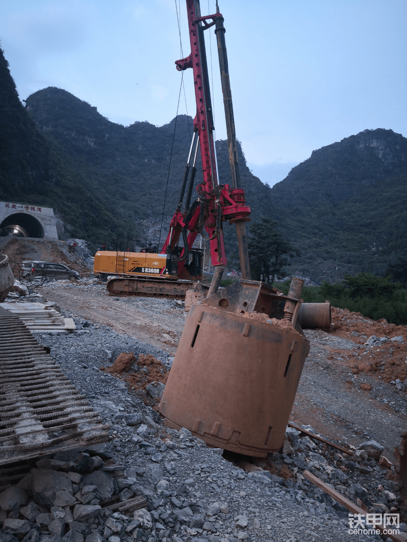 傲立山间