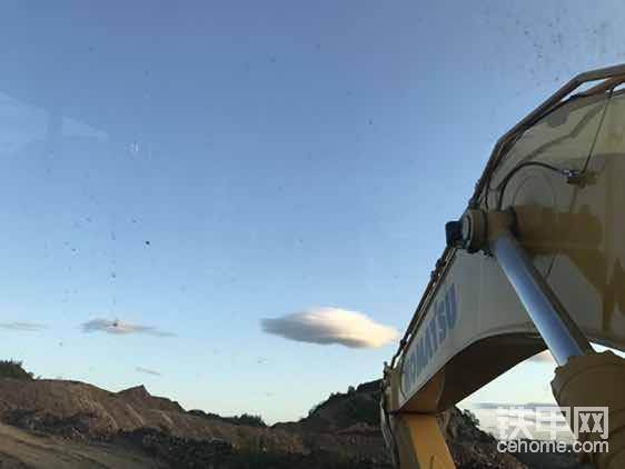臨時(shí)替班 感受一下新車  用著不如老車順手  不想開新車?yán)?累累  事兒多  車還不能刮擦的 ......