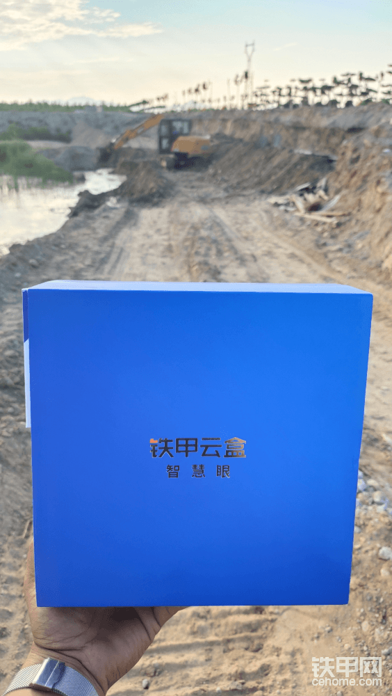 首先說一下這次的包裝。比之前幾款鐵甲云盒的包裝都漂亮了很多，而且體積也大了很多。最主要的還是彩色的。遐想一下，這是不是就代表新款云盒，開啟了多姿多彩模式。