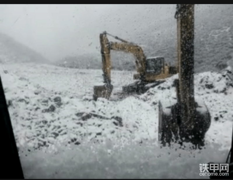 偷懒照片来两张一张晴天一张下雪的
那会的工地是高原，也在山里边，生态环保管的比较严格，后期的平整渣场可以顺路基本都是我和我师傅整得，我们一人一台小松，还有一台铲车经常都是我们三人在渣场干的热火朝天（说一下，铲车也是小松的）我们那个工地那会挖掘机全部是小松（也可以提现出小松的质量），两台小松380装载机，我还开过一次，其他铲车真的是没法和380比，无论是舒适性还是干活效率。时间太长了，装载机的图片找不到了，就不配图了。