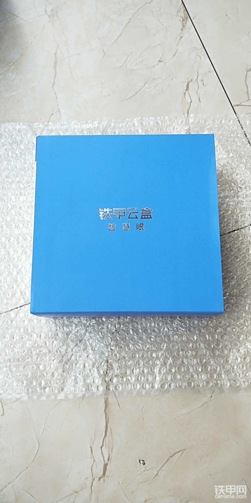 鐵甲云盒智慧眼，除去外面的幾層包裝，現(xiàn)在這是外包裝盒看著都那么高大上，給人第一感覺就是很有科技感。