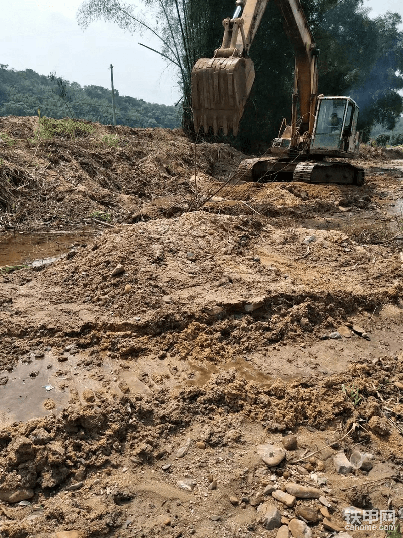 六缸小松6D95的发动机，小松的专利泵阀，非常地省油，打破碎锤神器，台班王子就非它莫属了，一小时的油耗十升油左右，唯一的缺点就是动作慢，但是它慢而有力。这台机跟了我半年，驾驶室够宽，操纵杆在前面的那种，开一天下来真的是腰酸背痛的，因为座椅坏了，调不高，再怎么热的天气带空调工作水温才85度左右，这机虽然是这么老了，但是它的电脑板还是行的，电动油门，自动怠速，还有工作模式都是可以的。