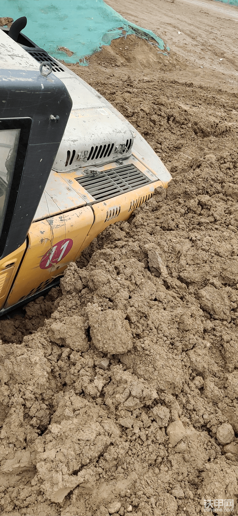 最后找工地另一台挖机把驾驶室一侧和屁股的泥挖掉，手拉手出来的。