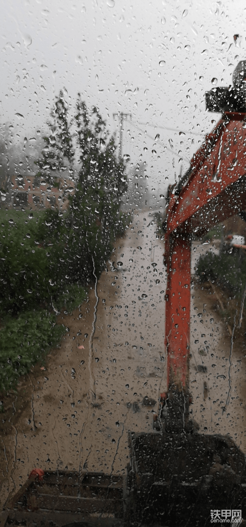 下雨也得干！吃了一个星期泡面。。。看到泡面就想吐！