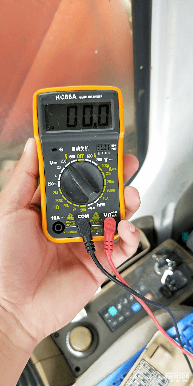 首先拿出我的隨身攜帶的安裝工具測電表，交流，直流電都可以使用，我們的汽車以及工程機械都是直流電，所以得調至直流測試檔