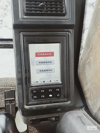 高手师傅大家晚上好，我问挖掘机师傅一个问题