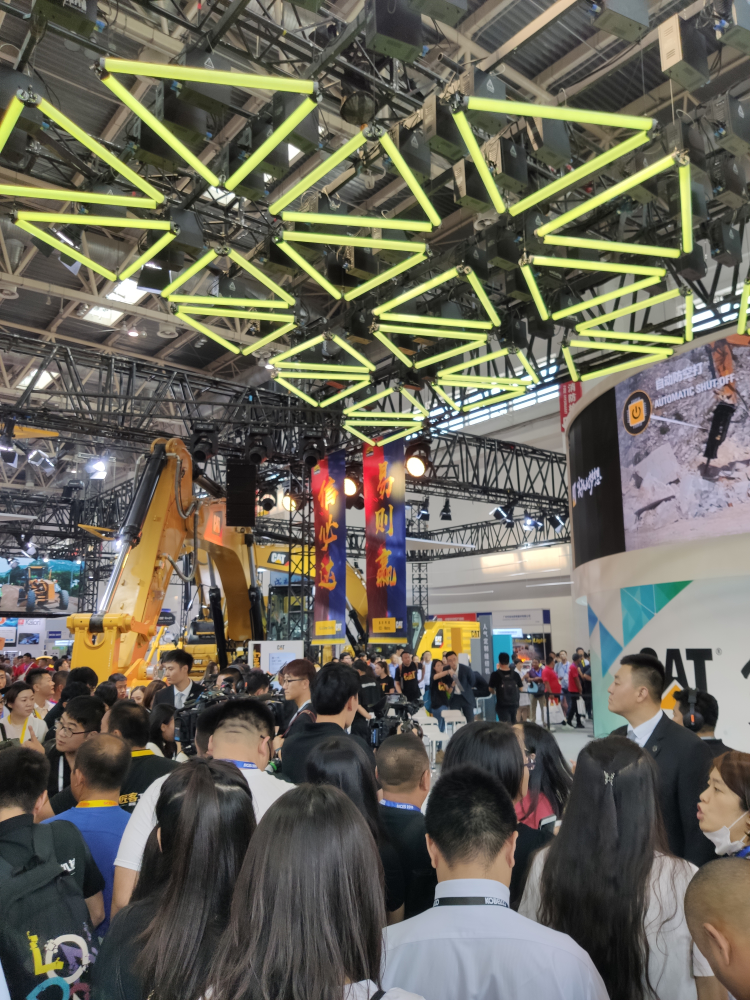 卡特展台打卡，