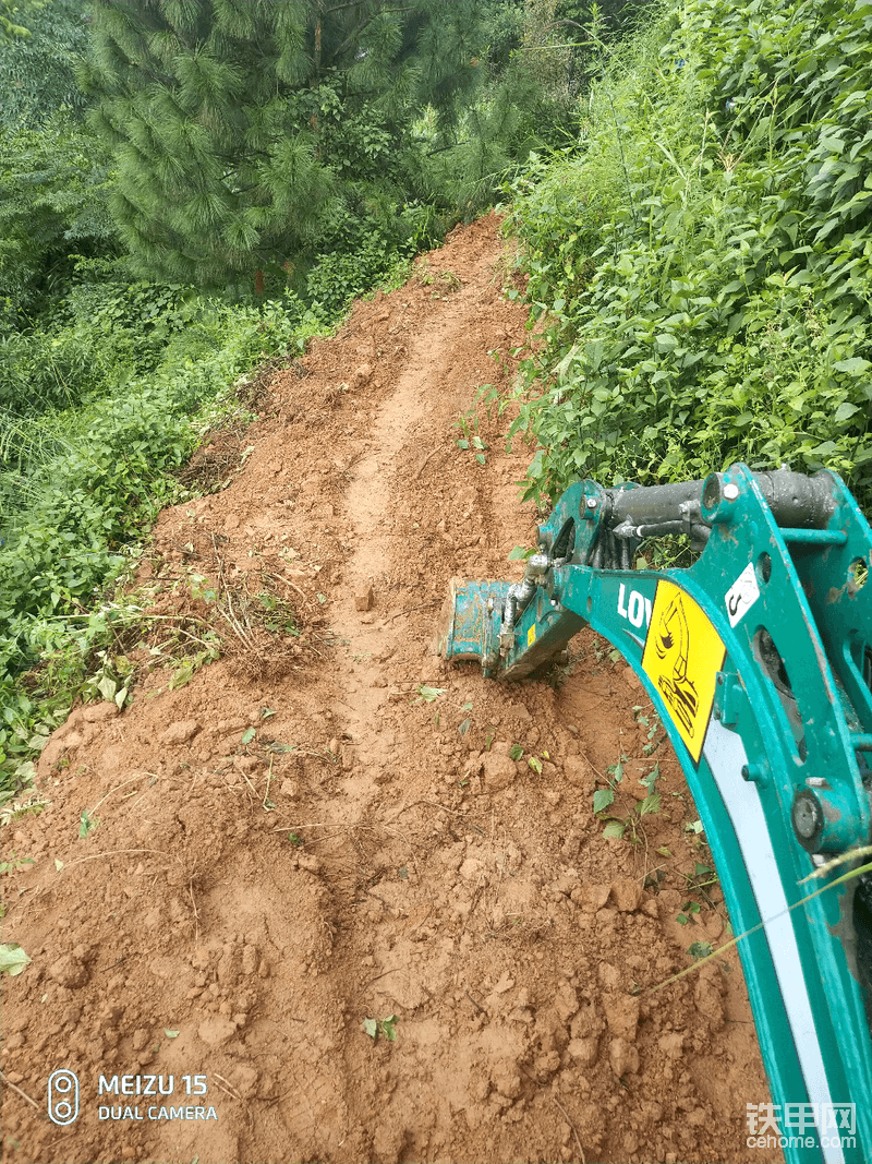 才修的路就开始下雨了。又窄又滑