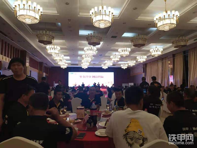 晚宴座無虛席，臨時加了兩個桌子。甲友們情緒都很興奮。