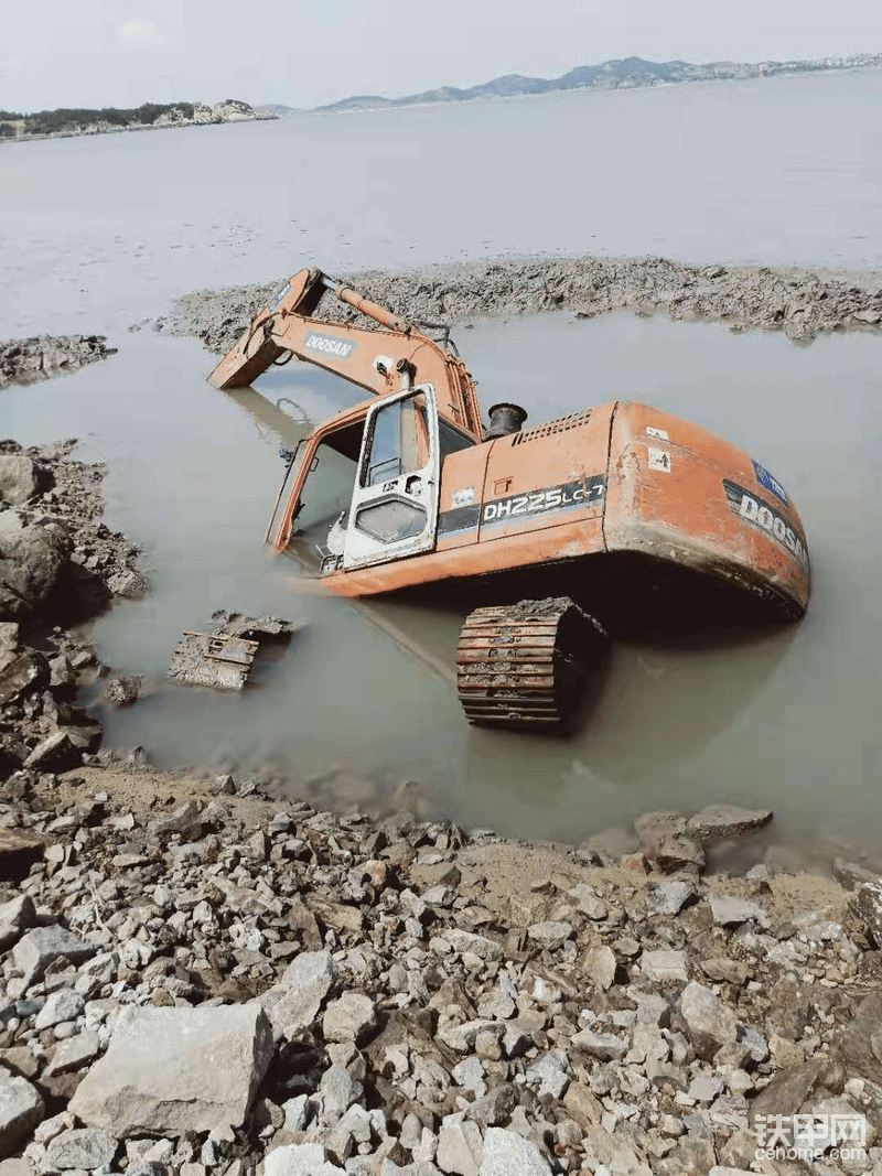 挖机被海水淹没了还有维修价值没？-帖子图片