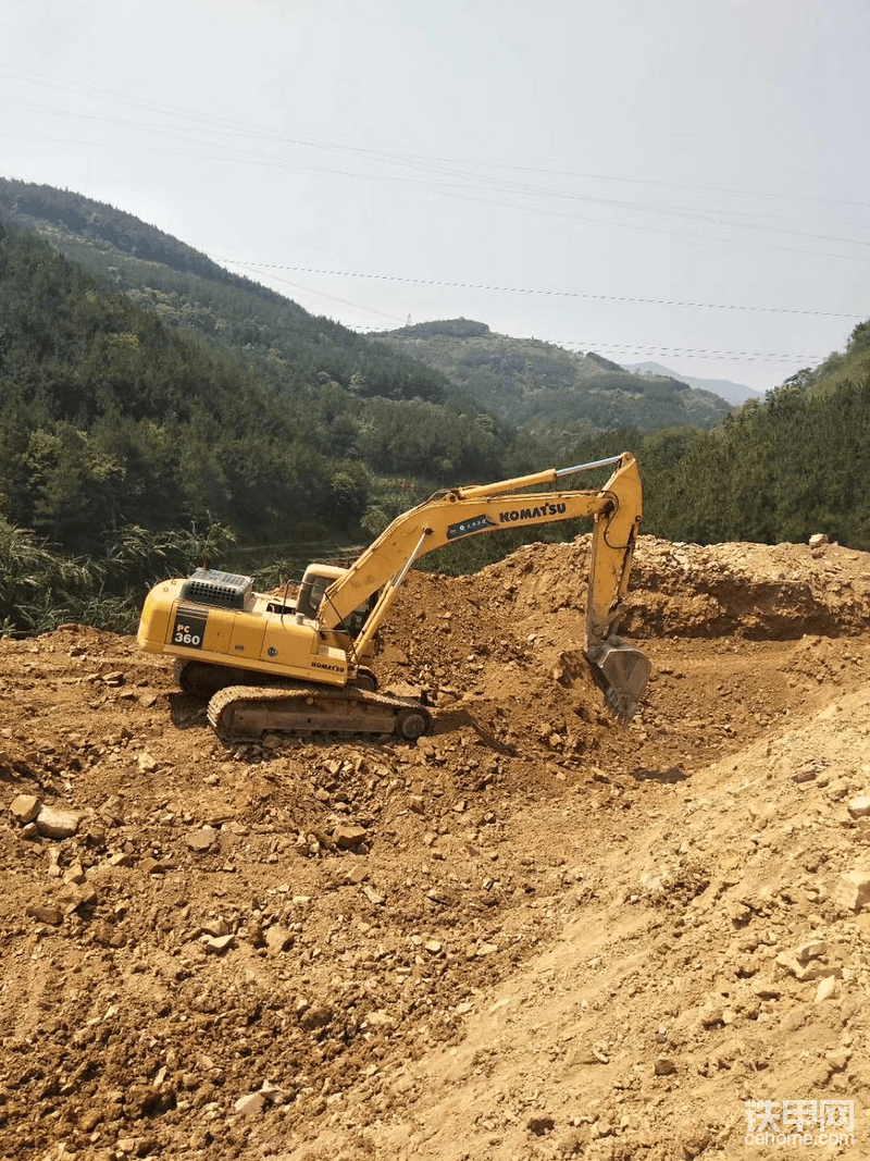 上去干了几天后师傅说挖机没有力，检查了一下液压油，液压油少了后面又买了一桶加进去结果还是一样液压油高温，我说完蛋了后面请了四五个师傅去修结果还没有好百色的师傅差不多都找了，后面直接问原来的老板说挖机有没有这样过他说没有，后面又帮我找了一个大师傅上来看，是专门治液压油温高的是南宁的，结果他上来帮我检查看了看。是液压油里的铜粉卡堵住了，费用又去了差不多一万块幸亏总算放了口气，后面直接拉回来了不干了，2019年4月2号上去干活5月份拉回来了，一个月的活