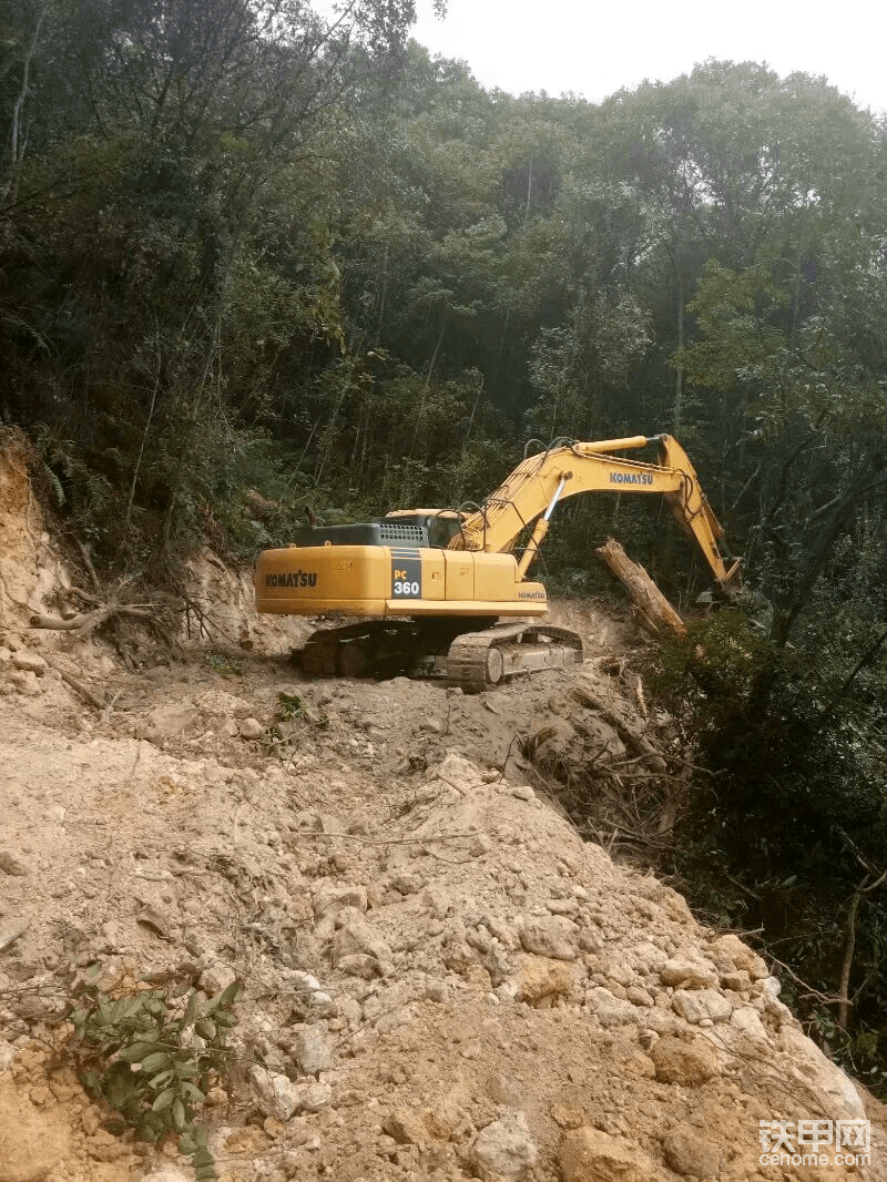 这就是我和师傅在山上干活时的图片，一直保存在QQ相册里