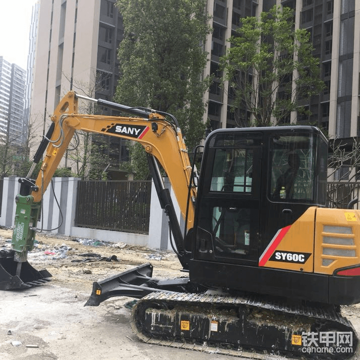 這是我堂哥買的55機 機放一起小很多買的時候25萬送個垃圾炮！