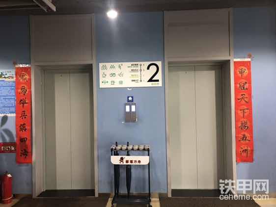 電梯門口一付對聯(lián)，做的不錯。怎么缺少橫批呢？
