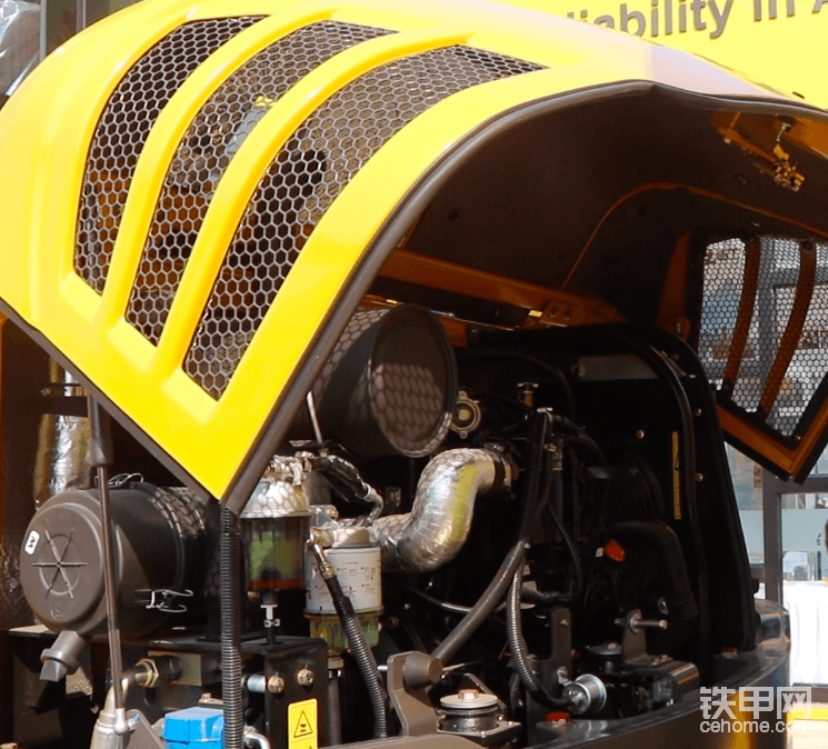 此次展會(huì)展出的E655F挖掘機(jī)的發(fā)動(dòng)機(jī)采用洋馬發(fā)動(dòng)機(jī)，額定功率為38.3kW。據(jù)解玉欽介紹，這款挖機(jī)設(shè)置了久保田和洋馬兩種發(fā)動(dòng)機(jī)可選配置，目前以洋馬發(fā)動(dòng)機(jī)為主。
從圖中我們可以看到，發(fā)動(dòng)機(jī)罩內(nèi)設(shè)有主泵測(cè)壓口，系統(tǒng)壓力檢測(cè)，常規(guī)檢查及故障診斷等非常便利；濾清器集中：空濾器，燃油、機(jī)油、液壓油濾清器等保養(yǎng)件集中布置，站在地上即可維護(hù)保養(yǎng)，非常便利。
