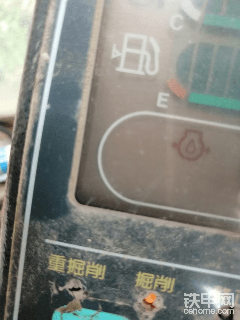 请问，师傅们这个标志报警是什么问题？