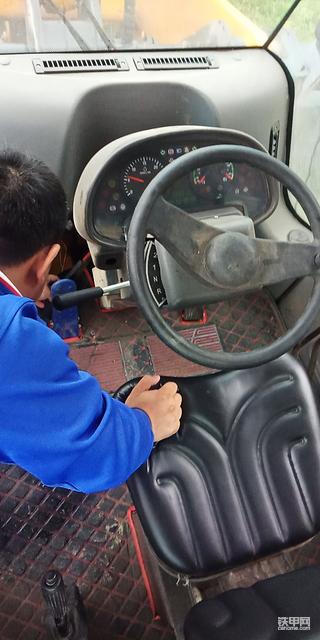 各位大神给我看看这是不是翻新车！谢谢！急急急！