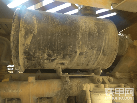 裝載機(jī)空氣濾芯怎樣打開(kāi)