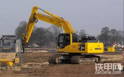 挖掘機(jī)冷車正常熱車慢