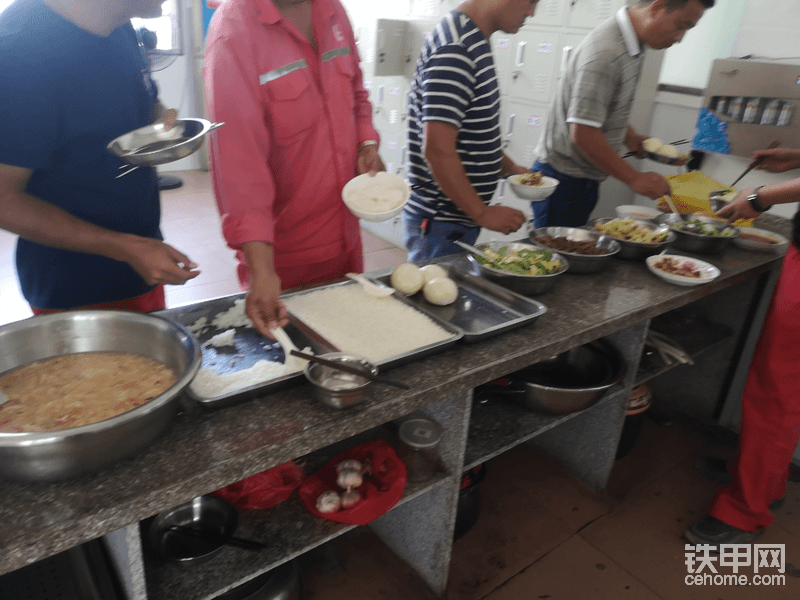 伙食不錯，四菜一湯，兩葷兩素，饅頭米飯。