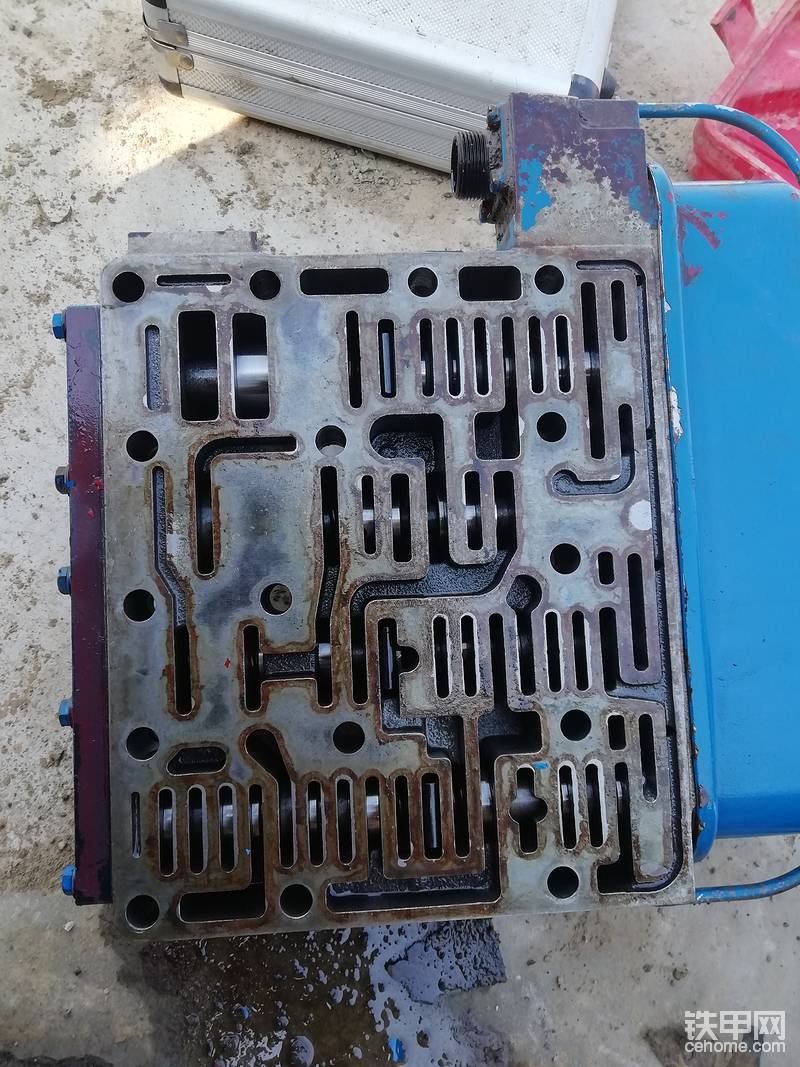 拆下的操縱閥總成，清理上層紙墊之后照片 電話(huà)156 176 03417  河南鄭州     郭小寶