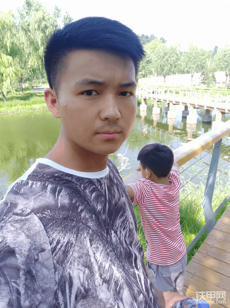 有没有帅炸了，（自恋狂一枚<img class="smiley" src="/img/smiley/new/tiejia3.gif">）