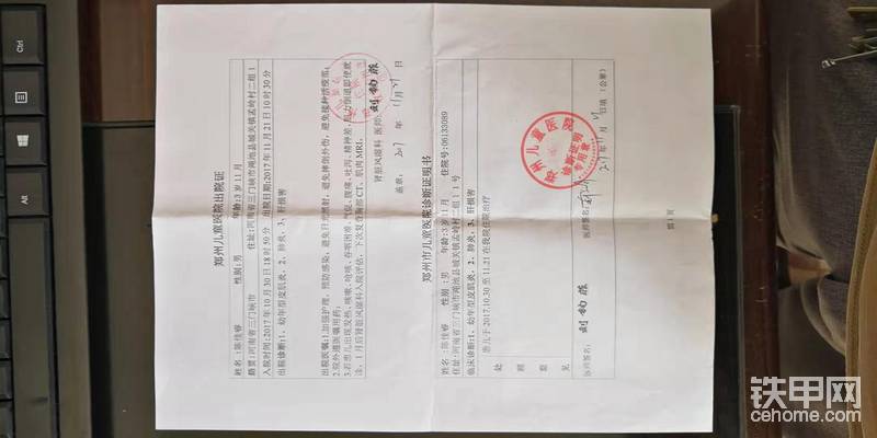 幼年皮肌炎因為發(fā)病率只有百萬分之二，所以此病大家可能聞所未聞。但是此病和大家熟識的白血病相對來說更容易治療。大家可能知道，白血病目前國際上的治療手段只有通過骨髓移植手術來治療，移植直系親屬或志愿者的骨髓。骨髓移植是需要配型的，就算配型成功，骨髓移植還是有很大身體排斥風險存在。但是幼年皮肌炎不一樣，只需要自體干細胞移植，相對于白血病來說容易治療很多。但是高昂的手術費用是一座大山。