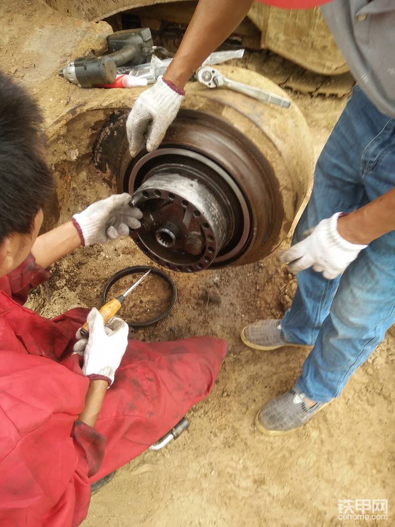 用沖擊改錐修了修副廠太陽軸磨損在泵花鍵上的毛刺，避免一會裝不上，一圈螺絲孔必須帶螺紋膠