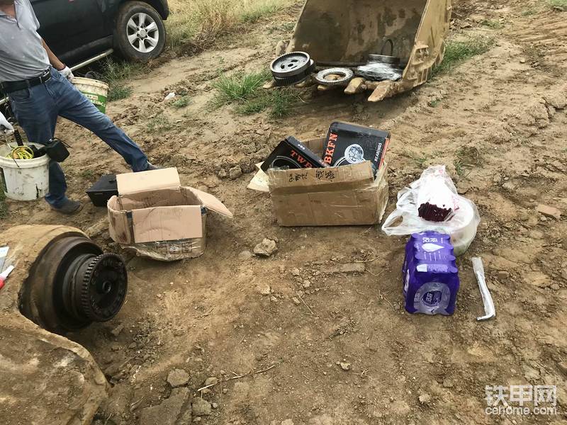 因?yàn)轳R達(dá)殼子有異常磨損，所以也是直接和修理工直接殺到賣配件那里，全部帶上押送回來