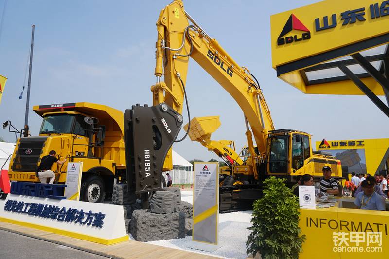 另外，E6500F大型挖掘機(jī)打錘王動(dòng)力、液壓、工作裝置等各大系統(tǒng)經(jīng)過(guò)山東臨工技術(shù)中心全面優(yōu)化匹配，使挖掘機(jī)始終工作在最佳油耗曲線，低油耗、高性能得到市場(chǎng)的高度認(rèn)可。經(jīng)前期高強(qiáng)度市場(chǎng)驗(yàn)證，打錘效率達(dá)到了同級(jí)別前列水平。
目前這款E6500F挖機(jī)已經(jīng)在多個(gè)礦山服役，更多使用體驗(yàn)，請(qǐng)關(guān)注鐵甲網(wǎng)后續(xù)報(bào)道。