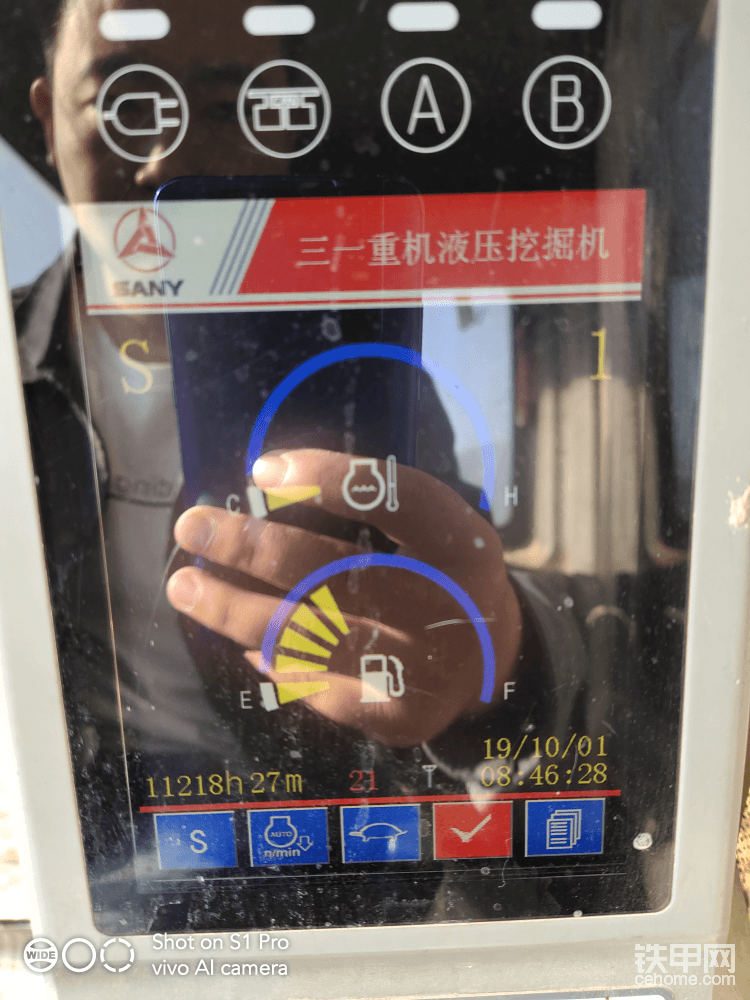 老百姓要收玉米，队长打电话让给老百姓帮忙修下路