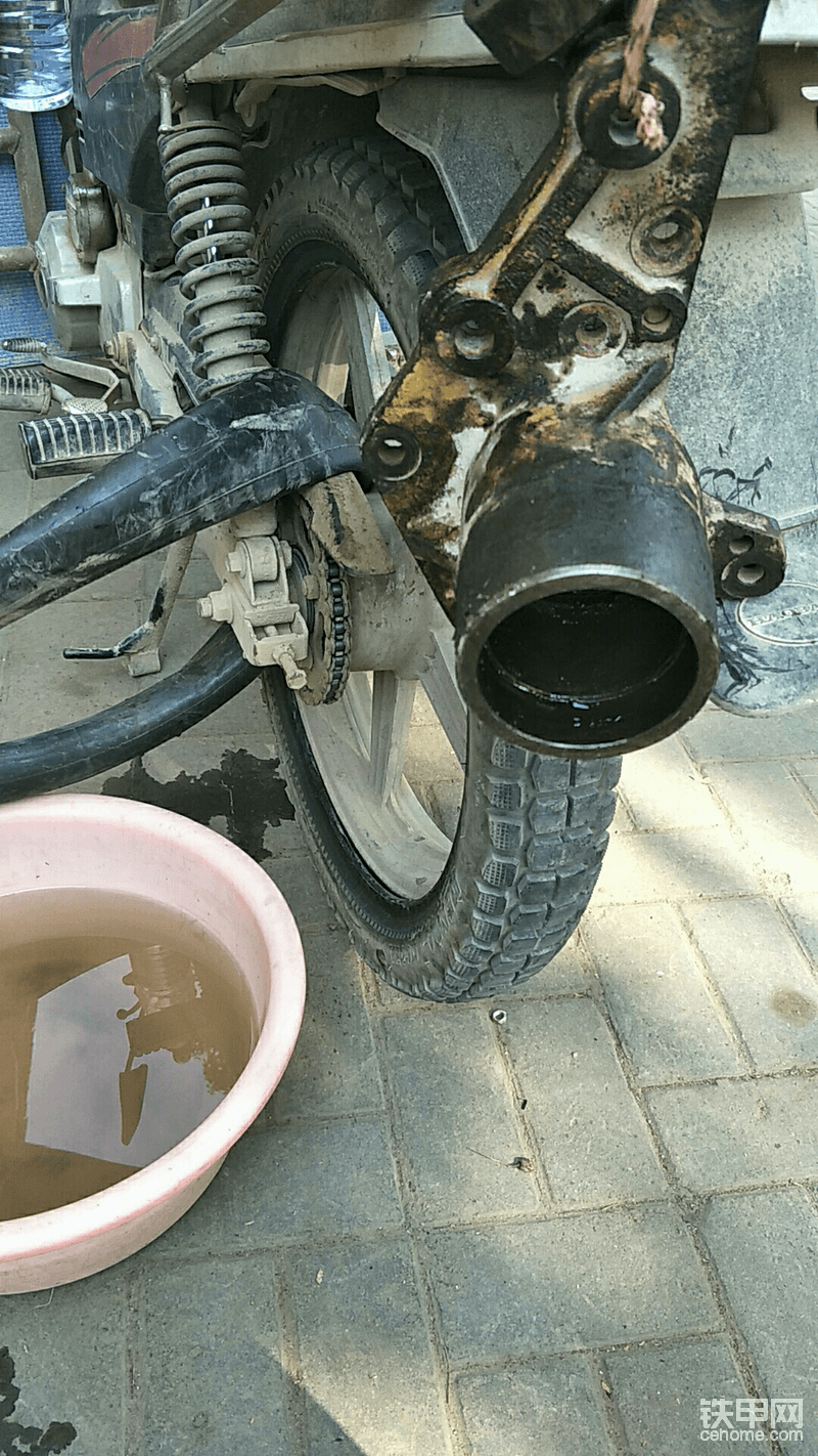 拆开的支架。摩托车胎也没气了。就是在补胎的时候，修理工告诉我有货了。
