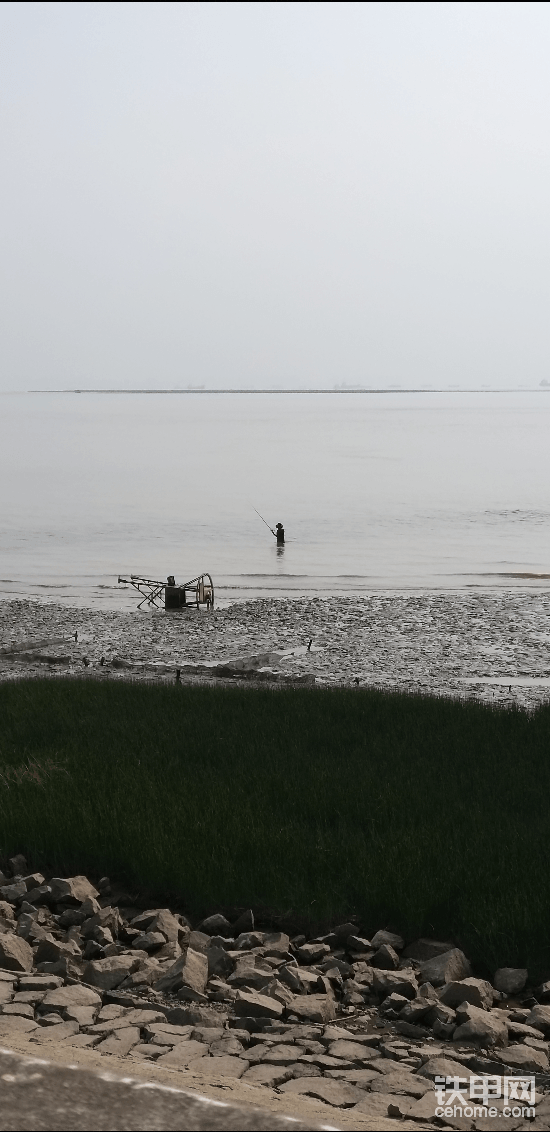 江邊釣魚的