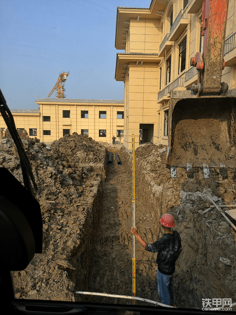 以上圖片都屬于墻邊溝，我們就可以利用墻體和和溝邊的距離來控制溝的直線，而且這類溝槽，對線性要求不是很高，有點彎度是無傷大雅的，但是為了每次都能夠練習感覺我們盡量都要挖直。最主要底部的寬度一定保證能夠不影響施工設計！至于平不平根據(jù)施工需要了，同樣盡量做平。