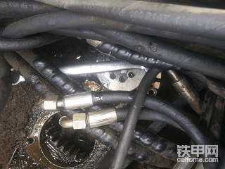 开普微挖更换中心回转接头油封分享。