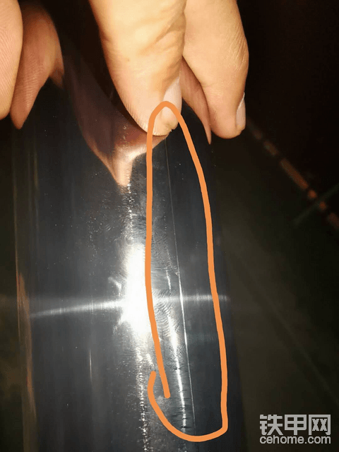 徐工75D一千小時油缸發(fā)黑尋找一樣的甲友。
