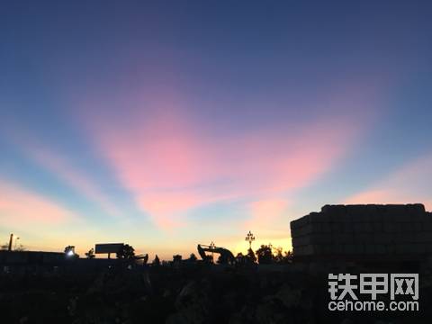 曾經(jīng)我也是風度翩翩的花美男，自從入了工程機械這行，空有其表卻無處施展，開過摸過的愛機越來越多，干過的工地換了又換，我不是喜新厭舊，這都是為了生活。