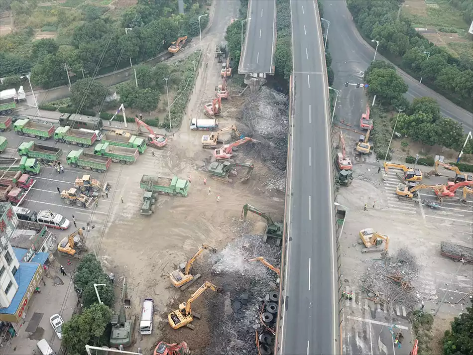 社會(huì)大小挖機(jī)，武警的挖機(jī)鏟車全部上陣，