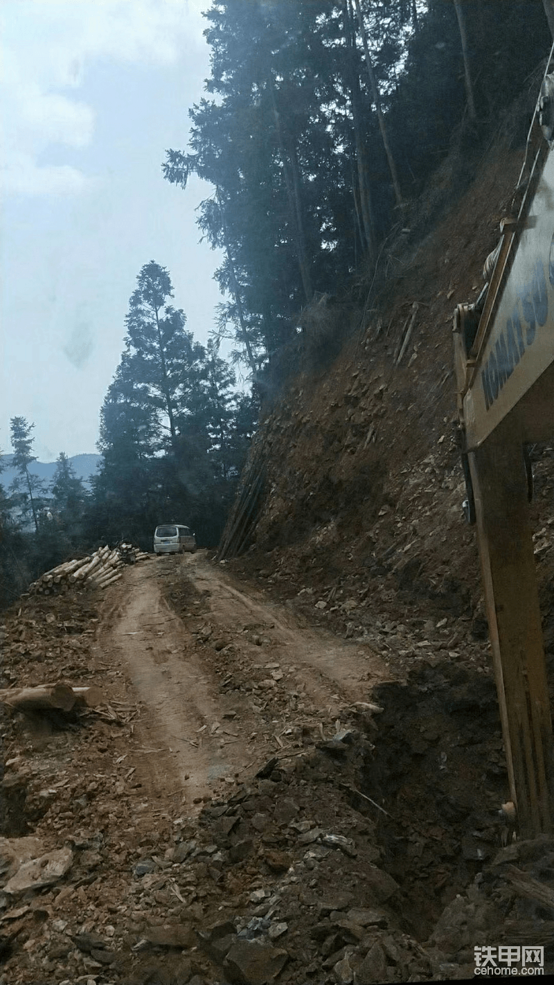 装石头铺路面