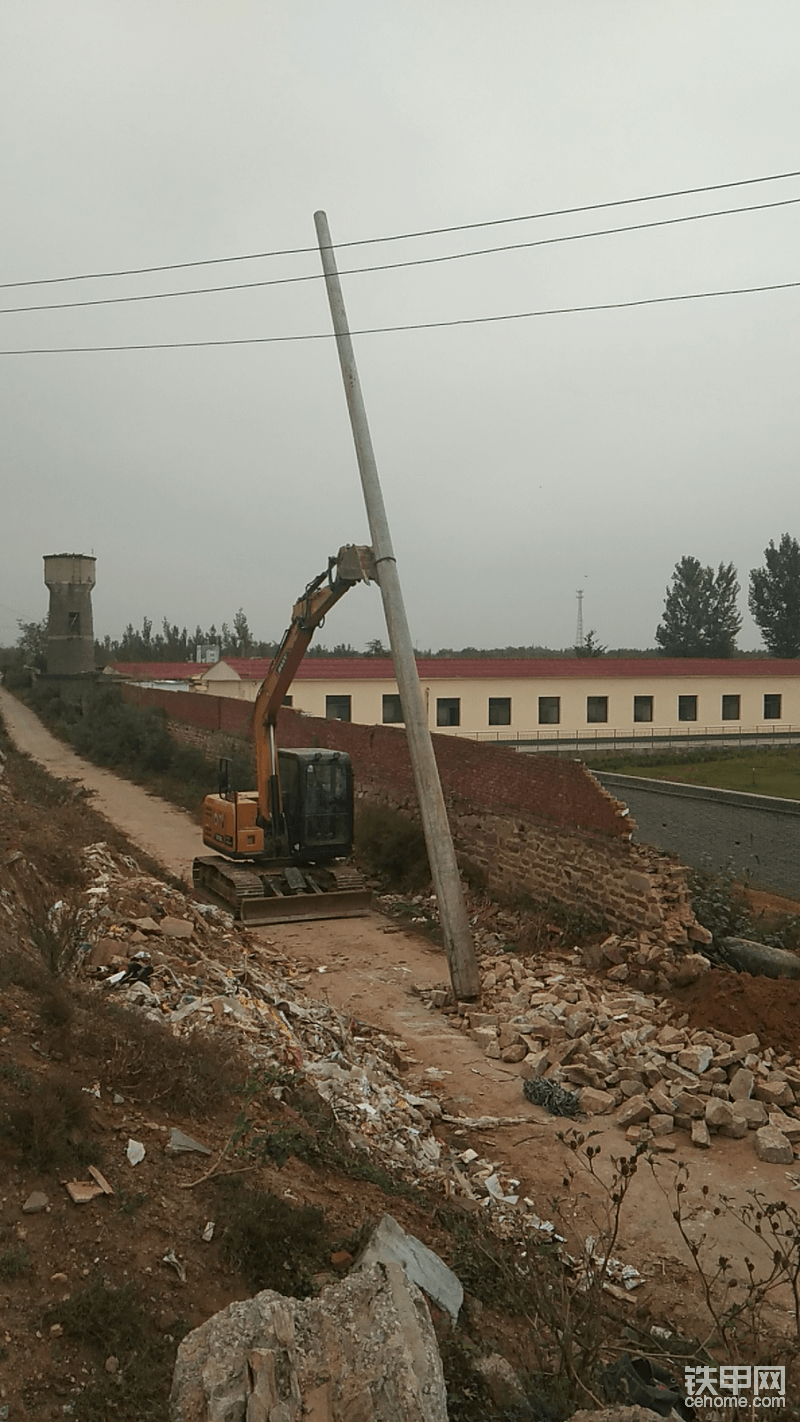 这是学习立电杆，（挖坑，栓绳，吊杆，立杆）