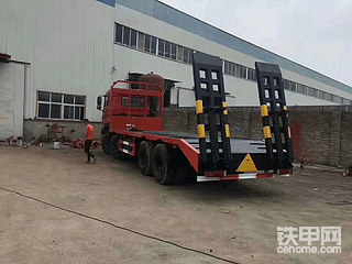 拉40吨以下挖掘机的东风天龙前四后八平板拖车