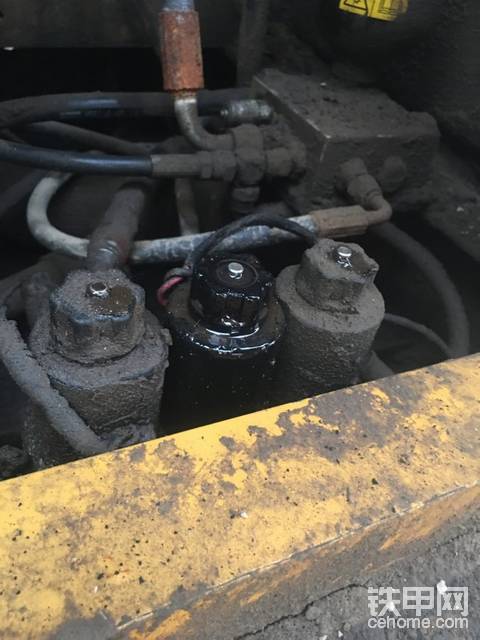 大泵偏门一个电磁阀样的东西，漏油 下有图 求大神指
