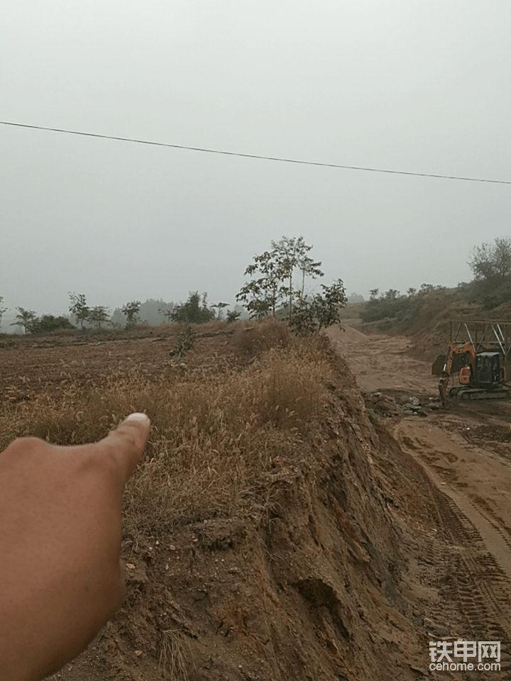 先看好路要修多宽，坡度定好我们就开始了。