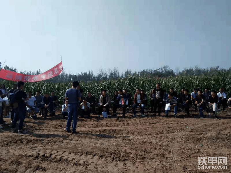 后来想的是只要出国工资多少无所谓有没有都可以的心理，差不多盘旋的有大半年想一想还是特别的想出国去看看外面的世界，我在微信看一个中介每天都有出国打工的司机然后我去咨询了一下，问了一个要1万二的去巴基斯坦的当时也怕被中介骗，但想出去看看外面的心终于战胜了害怕的心理，那时候想的是骗了大不了就一两个月没干活一样了万一成了去看看外面的世界，当时报名之后等通知去山东考核，到了时间后去考核给考核上了。