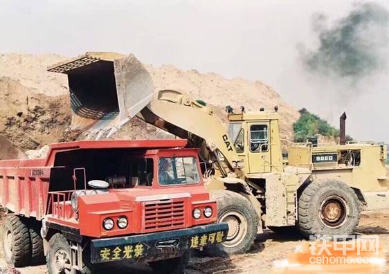 中鋁山西孝義鋁礦早期的卡特彼勒裝載機。
