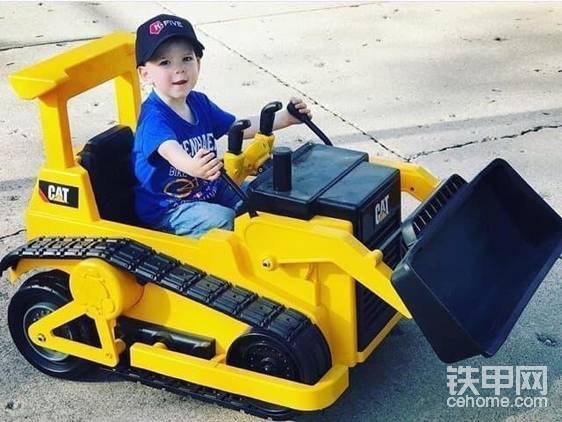 孩子們再玩卡特彼勒玩具。